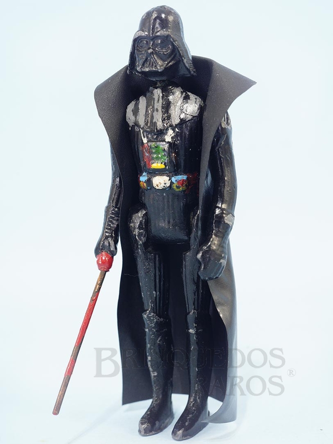 Brinquedo antigo Darth Vader com 10,00 cm de altura Série Aventura na Galáxia Guerra nas Estrelas Star Wars variação com Capa longa e Sabre de Luz de metal pintado Ano 1983




