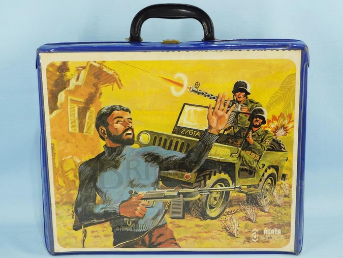 Brinquedo antigo Maleta de Colecionador acomoda três Bonecos Falcon com compartimento para acessórios Rótulo com desenho assinado Nelson Reis Brazilian G.I. Joe Collector Case Década de 1980