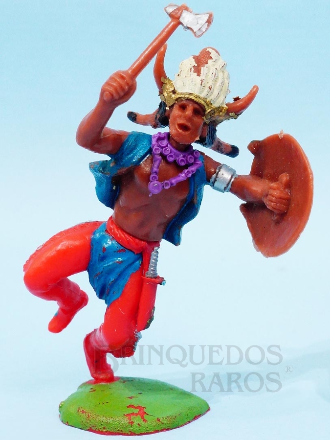 Brinquedo antigo Feiticeiro da Tribo de pé com machado e escudo Série Swoppet Década de 1970