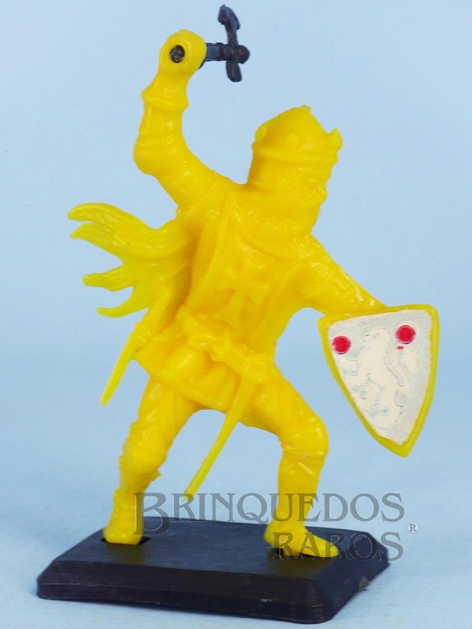 Brinquedo antigo Figura do Rei Arthur em plástico amarelo com Escudo e Machado Cópia Britains Década de 1970