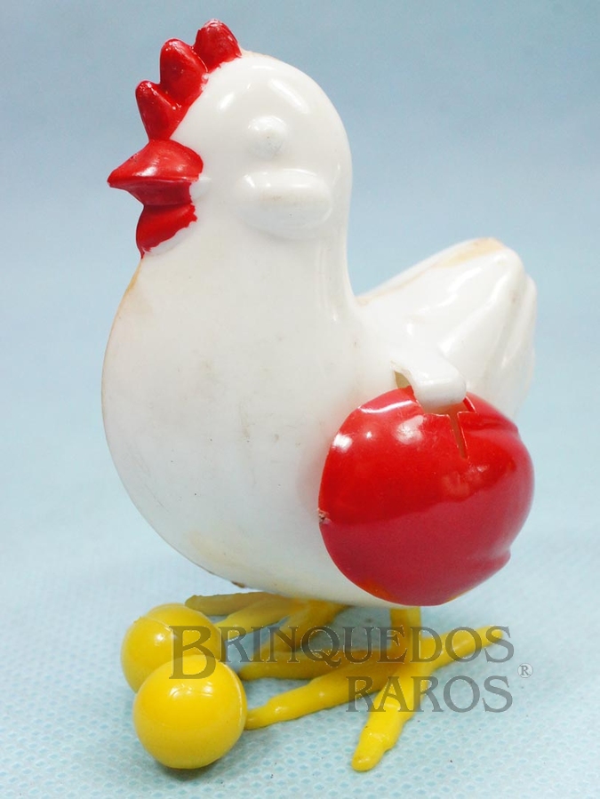 Brinquedo antigo Galinha que põe ovos 7,50 cm de altura Década de 1970