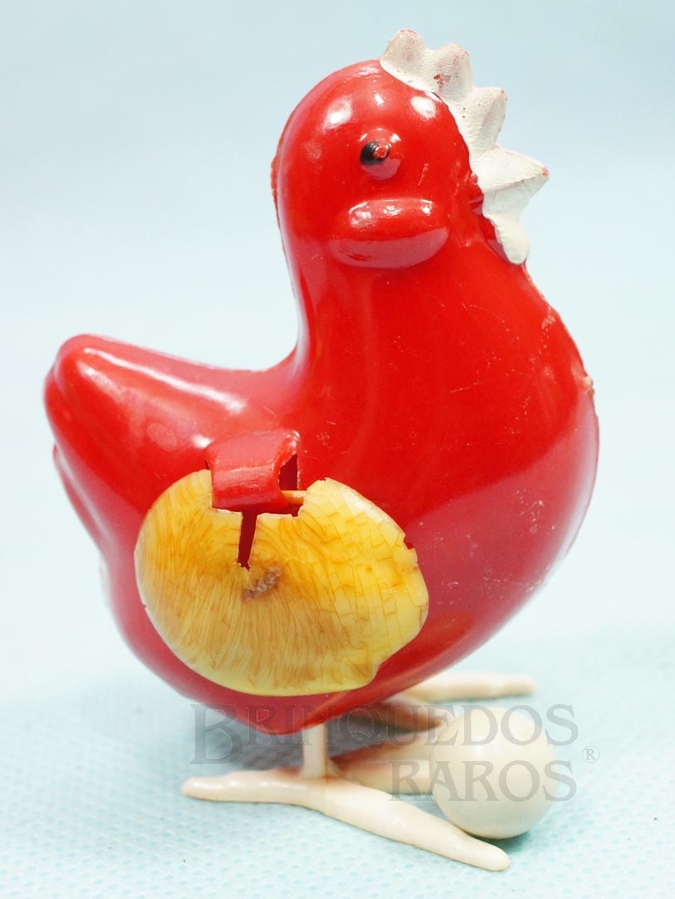 Brinquedo antigo Galinha que põe ovos 7,50 cm de altura Década de 1980