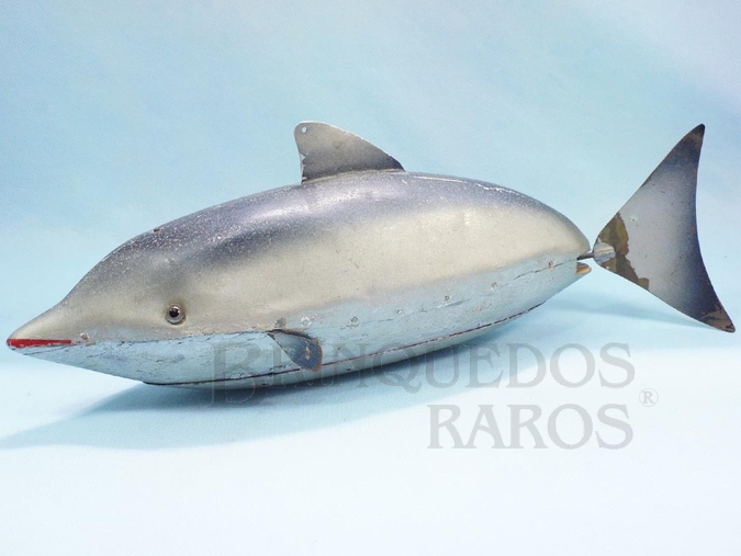 Brinquedo antigo Golfinho com 40,00 cm de comprimento fabricado em Pinho de Riga e alumínio Fabricante não identificado Origem francesa Navega movimentando a cauda Apresenta motor à corda e no mecanismo uma Bomba que espirra água pelo espiráculo Ano 1908
