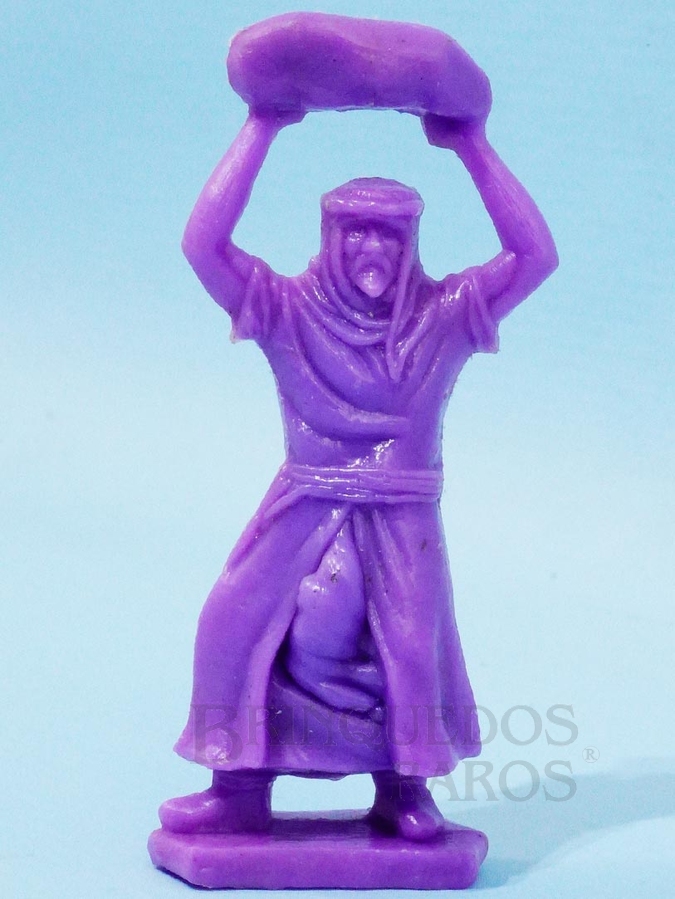 Brinquedo antigo Guerreiro Árabe arremessando uma pedra Cópia Timpo Toys Década de 1970