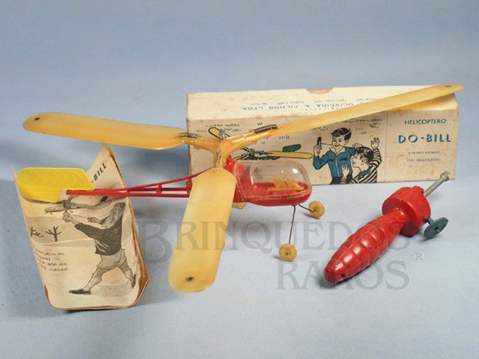 Brinquedo antigo Helicóptero Do-Bill com 21,00 cm de comprimento Fabricado pela Djalma de Oliveira Brasil em plástico rígido Movido à elástico apresenta um sistema que altera o passo da hélice de acordo com o aumento das rotações Década de 1960