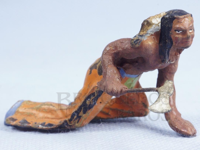 Brinquedo antigo Índio agachado com machado Década de 1950