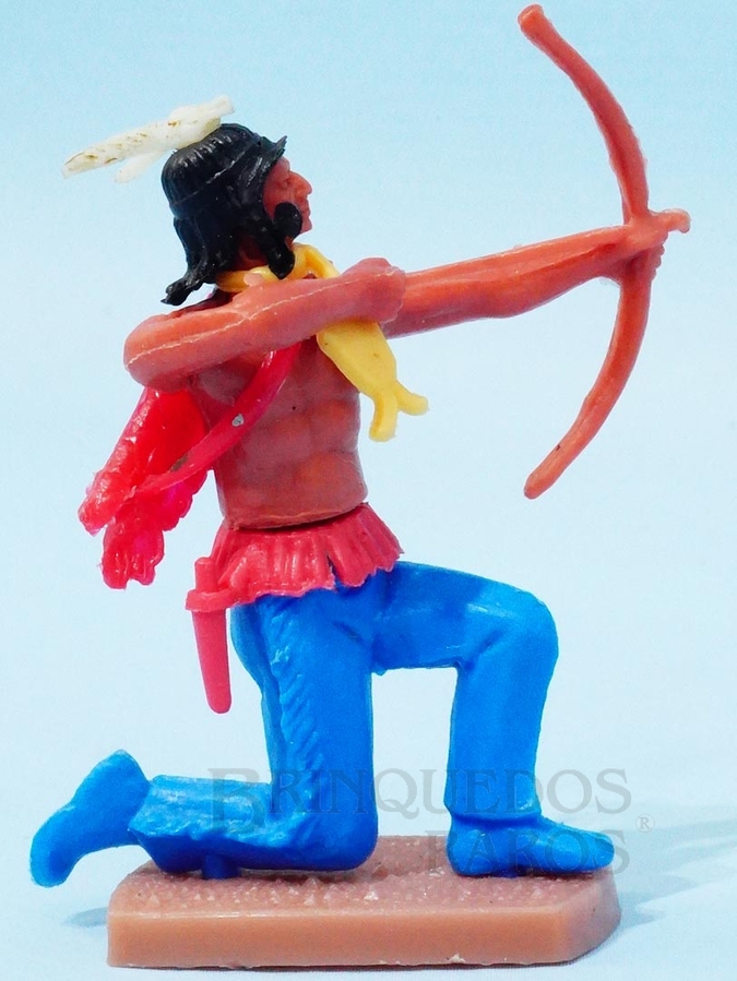 Brinquedo antigo Índio ajoelhado atirando com arco e Flecha Década de 1980