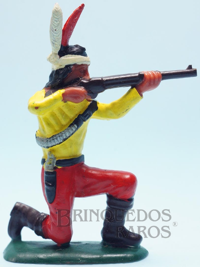 Brinquedo antigo Índio ajoelhado atirando com rifle Série Atlantic Ano 1986