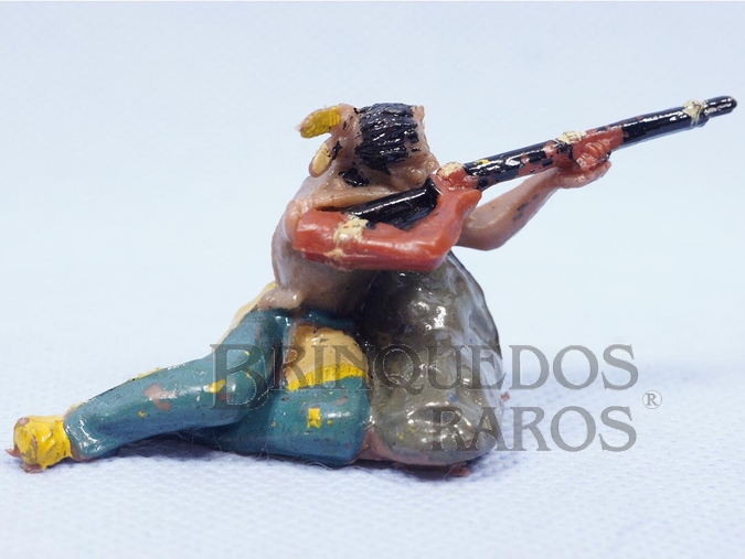 Brinquedo antigo Índio atirando com rifle encostado numa pedra Casablanca Numerado 109 Década de 1960