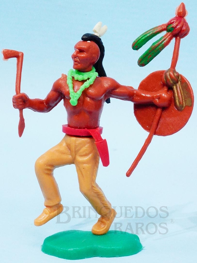 Brinquedo antigo Índio correndo com machado lança e escudo Cópia Britains Swoppet Década de 1980