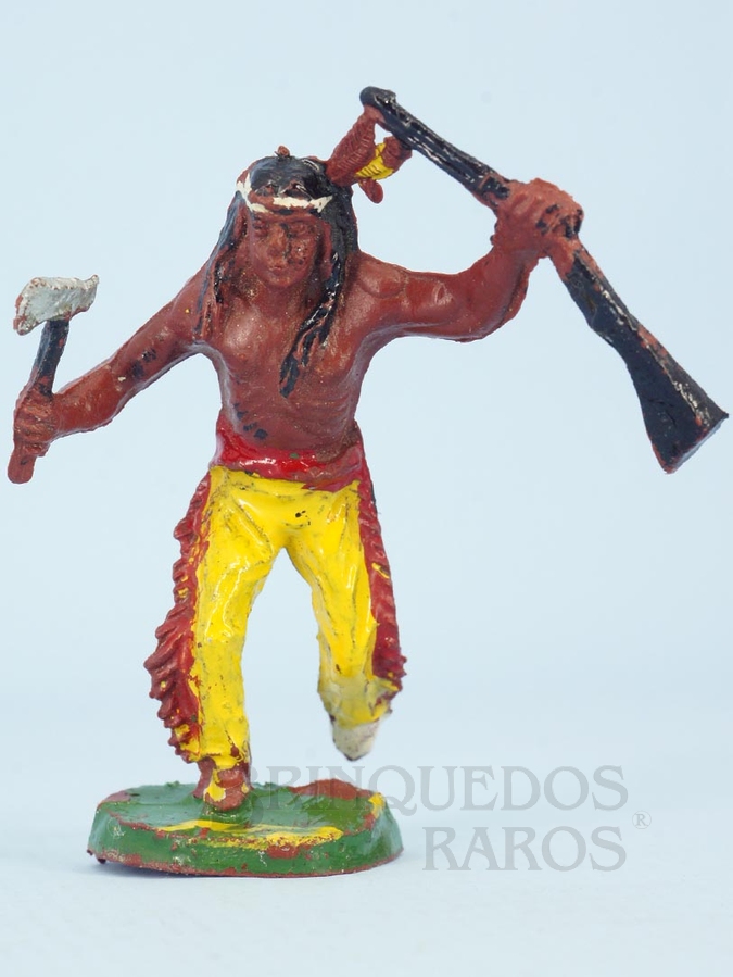 Brinquedo antigo Índio correndo com rifle e machado Casablanca Década de 1960