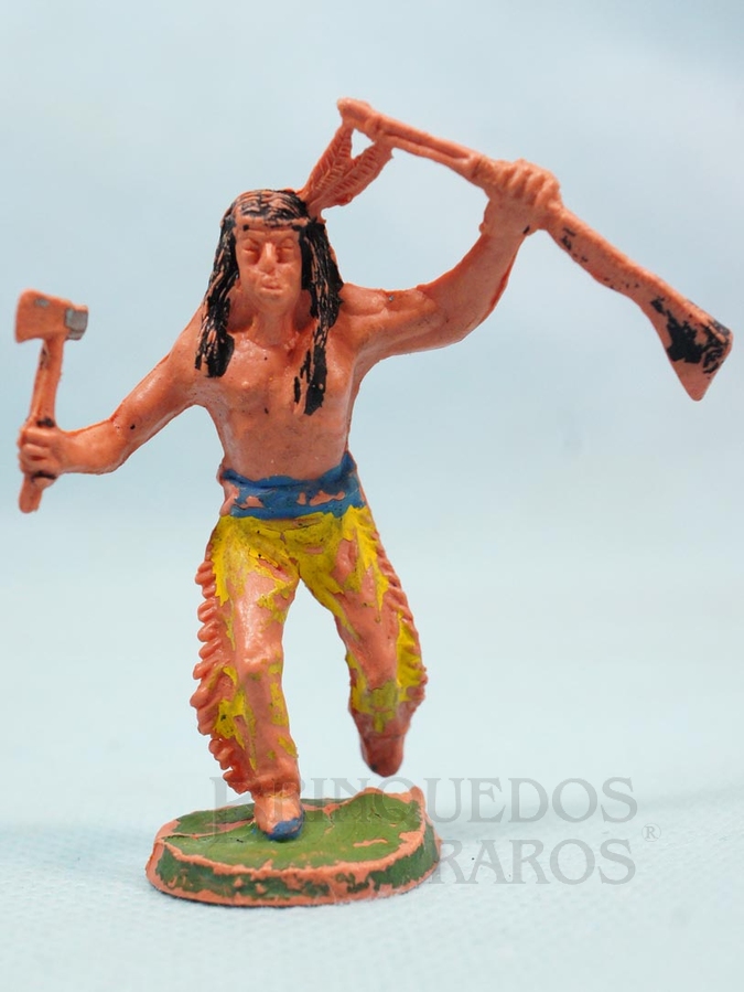 Brinquedo antigo Índio correndo com rifle e machado Gulliver numerado 22 Década de 1970