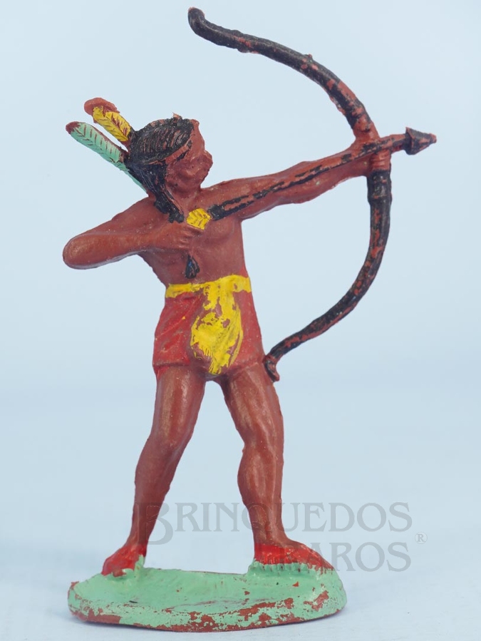 Brinquedo antigo Índio de pé atirando com arco e flecha Casablanca Década de 1960