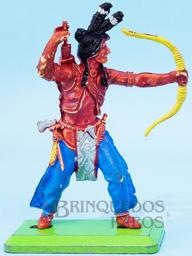 Brinquedo antigo índio de pé atirando com arco e flecha Série Deetail Década de 1970