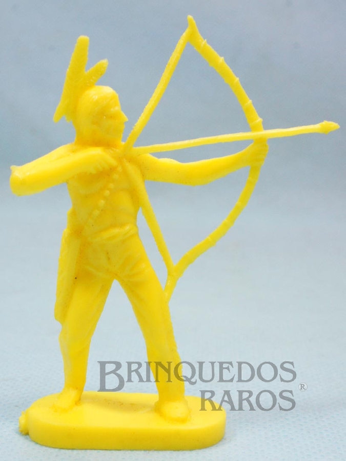 Brinquedo antigo Índio de pé atirando com arco Plástico amarelo Década de 1980