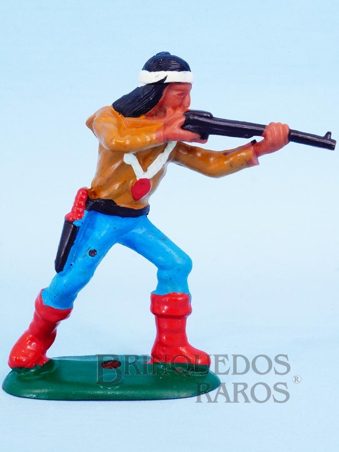 Brinquedo antigo Índio de pé atirando com Rifle Série Atlantic Ano 1986  