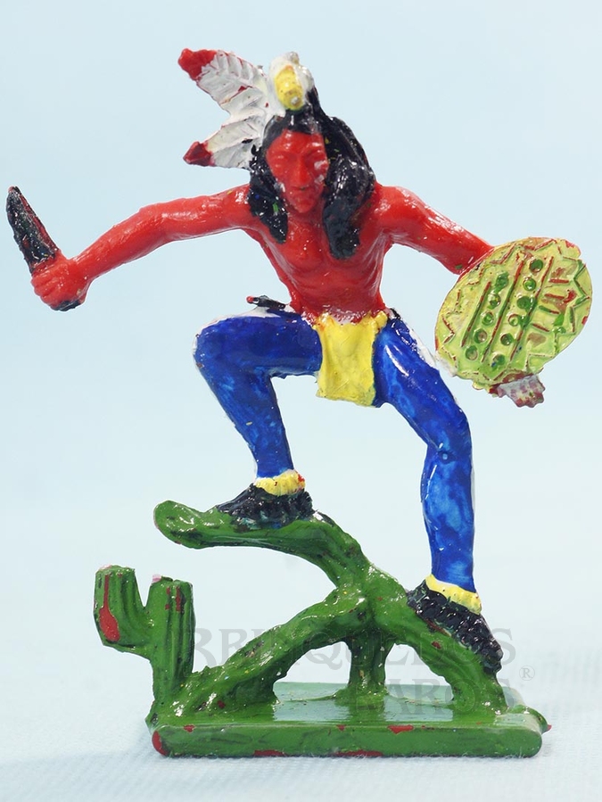 Brinquedo antigo Índio de pé com Faca e Escudo 11,00 cm de altura Década de 1970