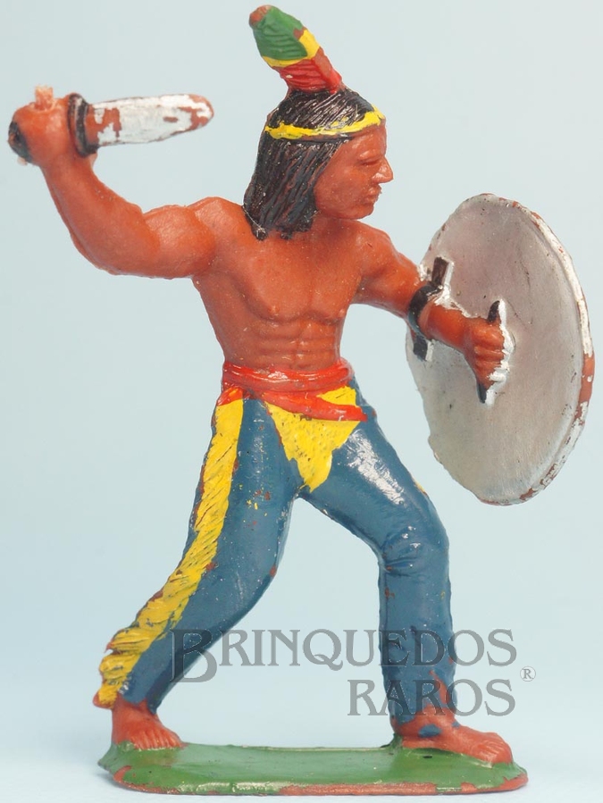 Brinquedo antigo Índio de pé com faca e escudo Casablanca Numerado 107 Década de 1960