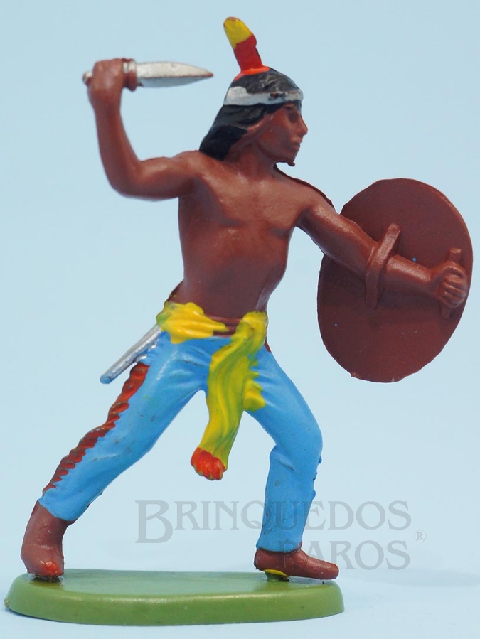 Brinquedo antigo Índio de pé com faca e escudo Década de 1970