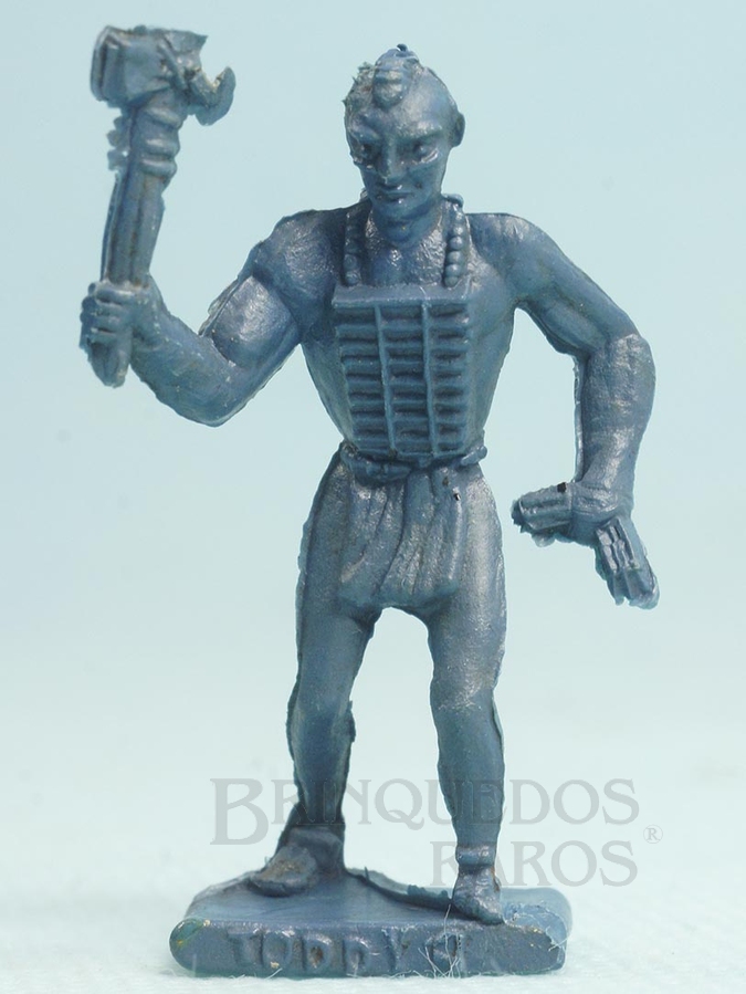 Brinquedo antigo Índio de pé com machado Brinde Toddy numerado 4 década de 1960