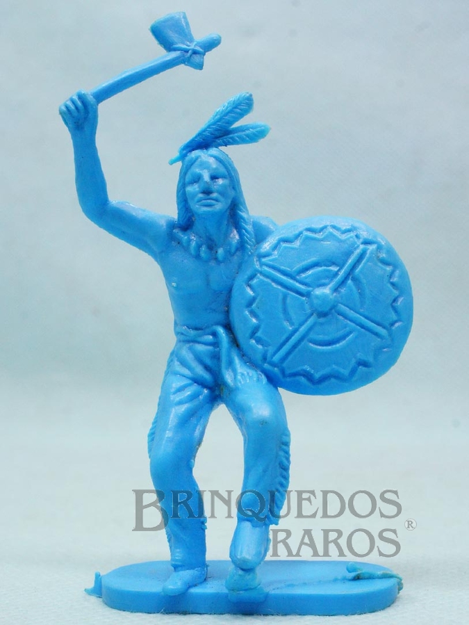 Brinquedo antigo Índio de pé com machado e escudo de plástico azul Década de 1980