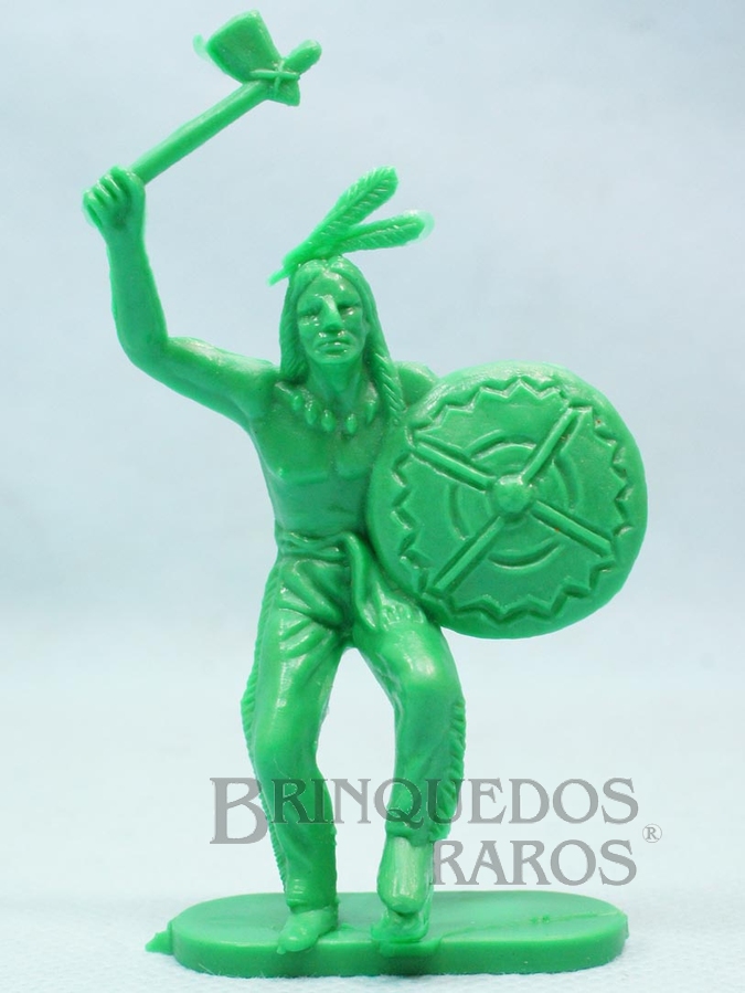 Brinquedo antigo Índio de pé com machado e escudo de plástico verde Década de 1980