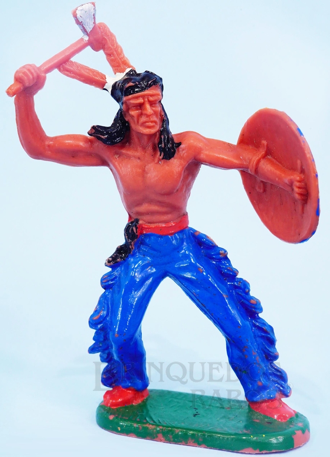 Brinquedo antigo Índio de pé com Machado e Escudo Década de 1970




