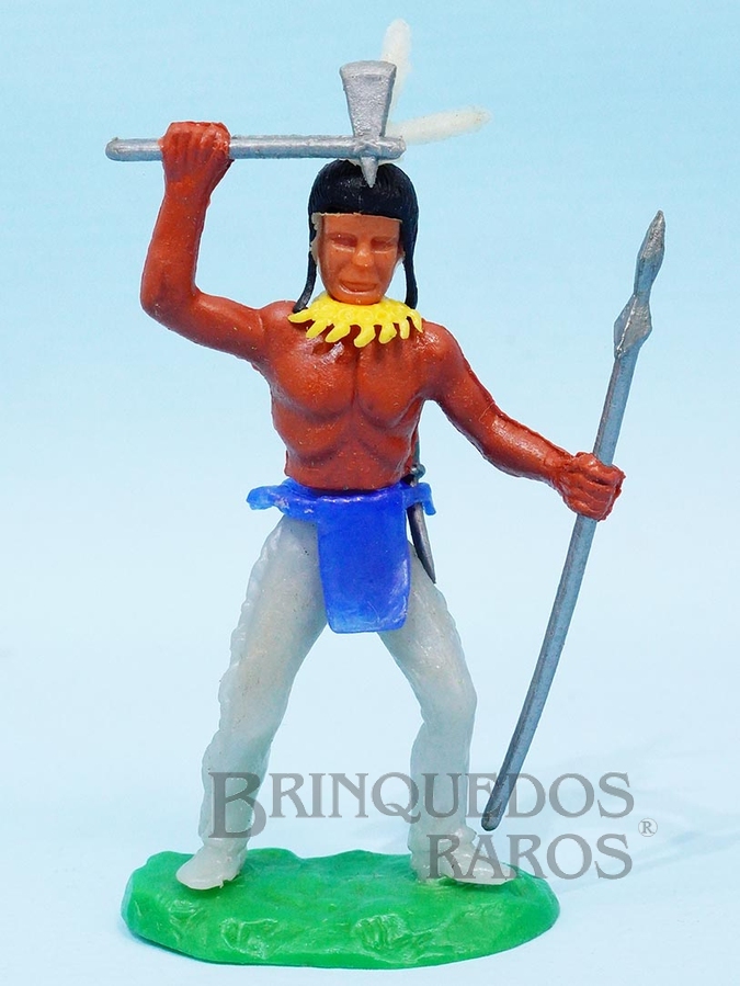 Brinquedo antigo Índio de pé com machado e lança Década de 1980




