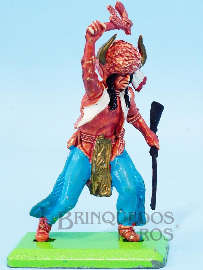 Brinquedo antigo índio de pé com rifle e Machado Série Deetail Década de 1970