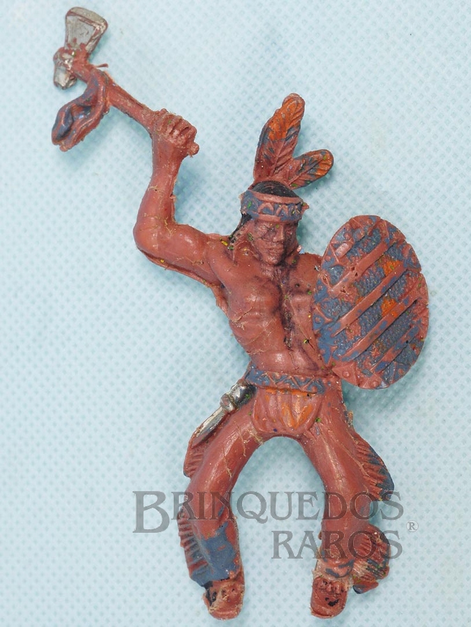 Brinquedo antigo Índio montado a cavalo com escudo e machado 10,00 cm de altura Década de 1970