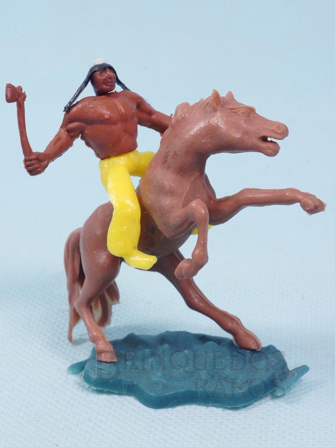 Brinquedo antigo Índio montado a cavalo com machado cópia Britains Década de 1970