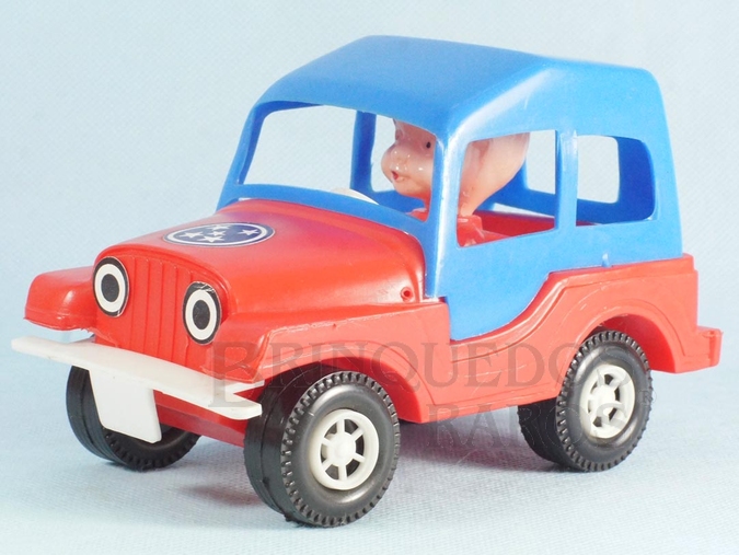 Brinquedo antigo Jeep Willys com capota rígida e um boneco em seu interior 16,00 de comprimento Década de 1980