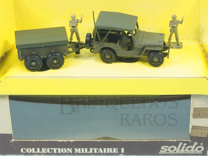 Brinquedo antigo Jeep Willys MB 1942 com reboque e duas figuras Datado 07-1982
