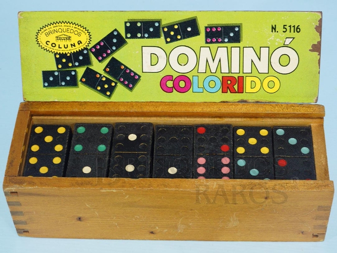Brinquedo antigo Jogo de Dominó Colorido com 28 pedras negras Apresenta no verso Figura de um Brasão em alto relevo Caixa de Madeira Década de 1960