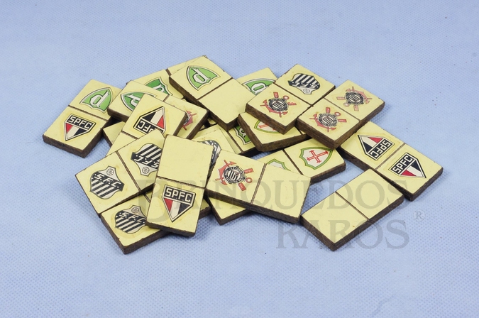 Brinquedo antigo Jogo de Dominó com Emblemas de Times de Futebol conjunto incompleto apenas 20 pedras Década de 1960