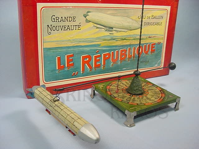 Brinquedo antigo Jogo de Roleta Le République fabricado pela Bing Alemanha versão para o mercado francês Apresenta um Dirigível que desce e gira conforme o número é sorteado Década de 1920