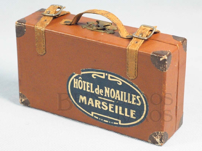 Brinquedo antigo Mala de Viagem com 14,00 cm de largura por 8,00 cm de altura Fabricada em papelão Fabricante não identificado Origem francesa Década de 1930
