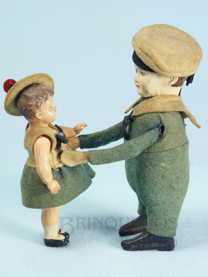 Brinquedo antigo Marinheiro com Menina 9,00 cm de altura Dança e levanta a criança Roupa de Feltro com o corpo de lata Menina de Celuloide Década de 1930