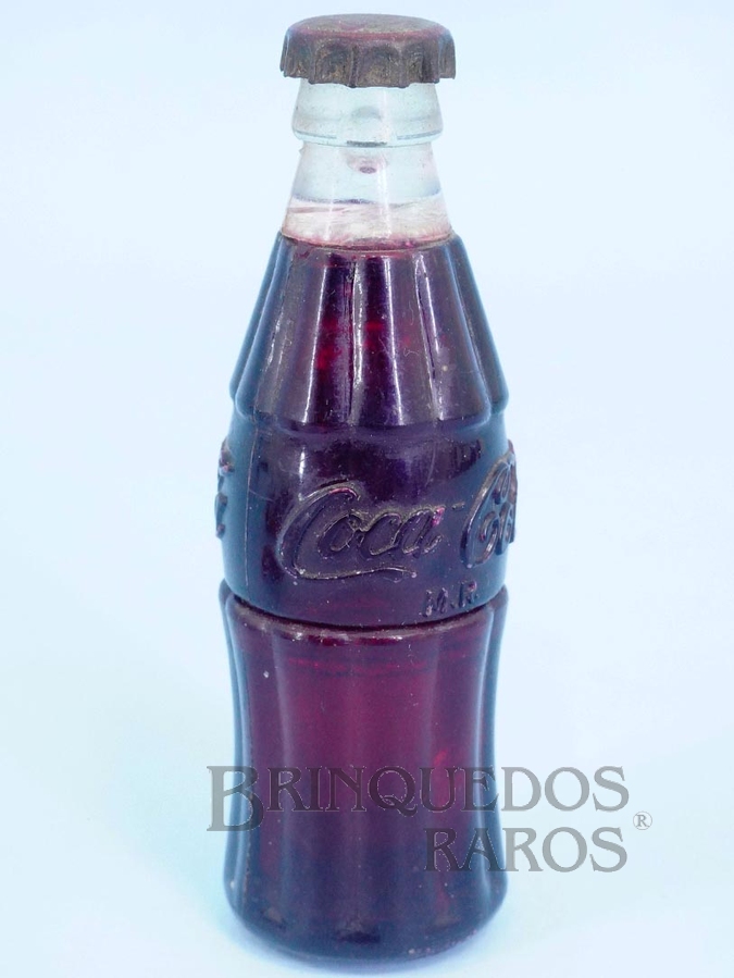 Brinquedo antigo Miniatura de garrafa de Coca Cola com logotipo em alto relevo 6,5 cm de altura Década de 1950