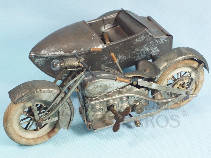 Brinquedo antigo Motocicleta com Sidecar 25,00 cm de comprimento Fabricante não identificado Procedência Japão Apresenta motor à corda e Farol à pilha Década de 1920
