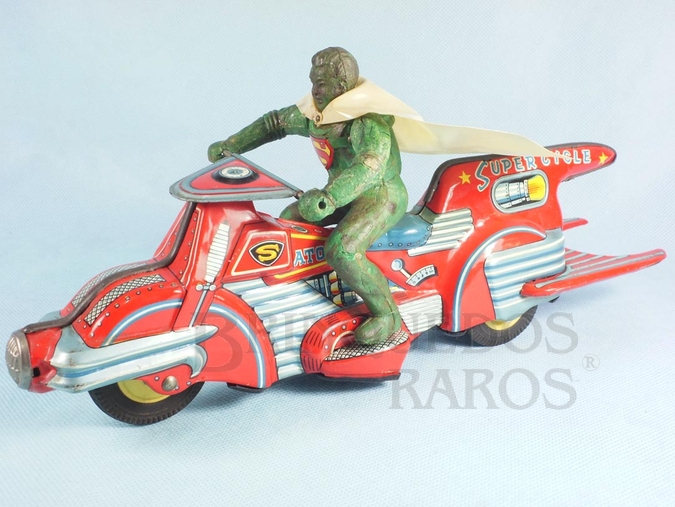 Brinquedo antigo Motocicleta do Super Homem Atom Super Cycle com 31,00 cm de comprimento fabricada pela Bandai no Japão Apresenta motor à fricção e Boneco de borracha natural Década de 1950
