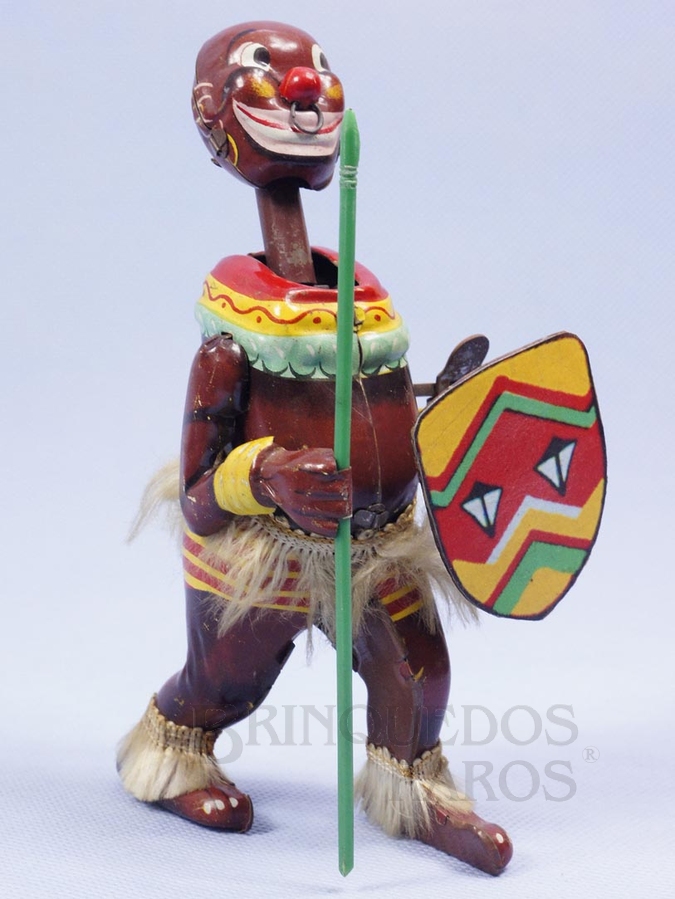 Brinquedo antigo Nativo Africano com Lança e Escudo 15,00 cm de altura Dança e movimenta a cabeça Década de 1960