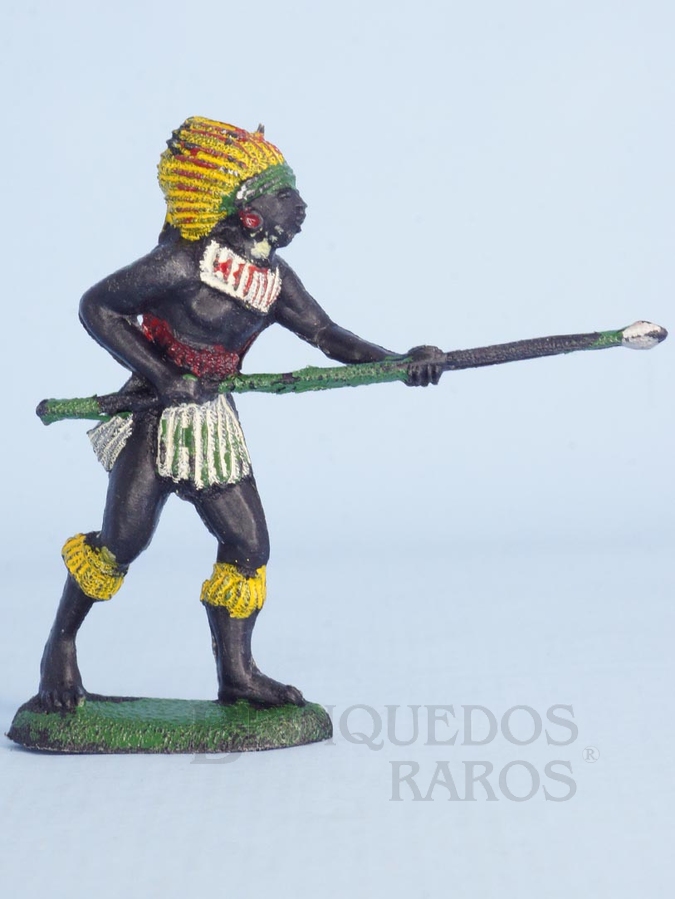 Brinquedo antigo Nativo avançando com lança Série África Misteriosa Década de 1970