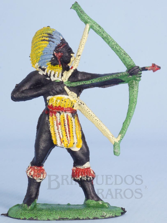 Brinquedo antigo Nativo de pé atirando com arco Série África Misteriosa Década de 1970