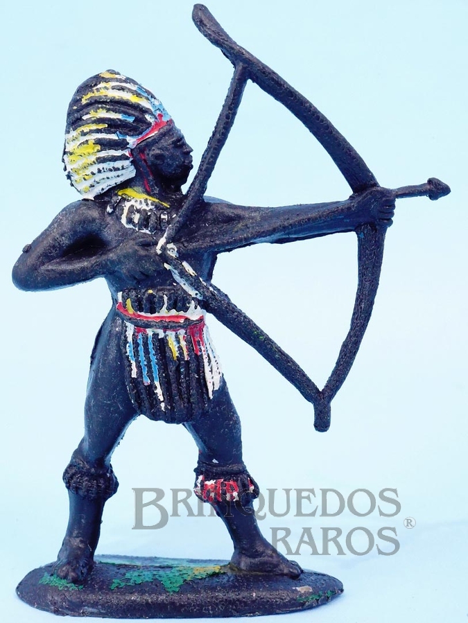 Brinquedo antigo Nativo de pé atirando com arco Série África Misteriosa Década de 1970
