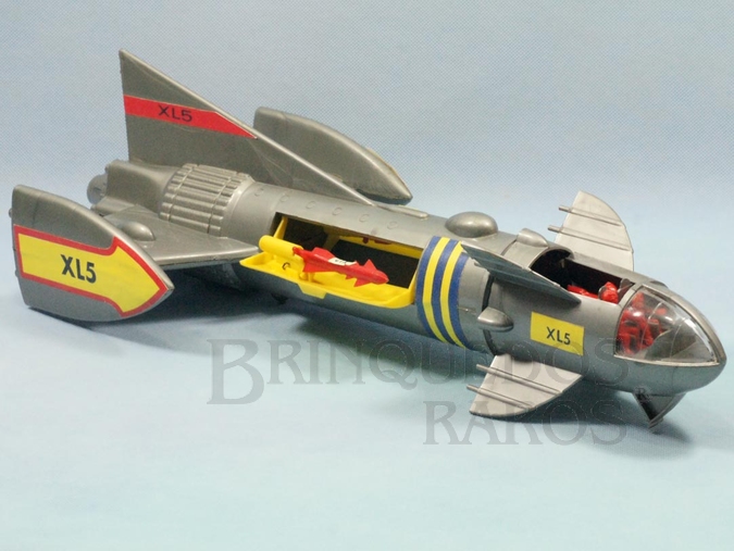Brinquedo antigo Nave Espacial da Série Thunderbirs Fireball XL5 com 51,00 cm de comprimento produzida pela Fabrica Multiple Poducts Corp nos Estados Unidos em plástico rígido na escala 1:48 Apresenta detalhes como Mísseis Pilotos e Motocicletas a jato Modelo estático Ano 1964 
