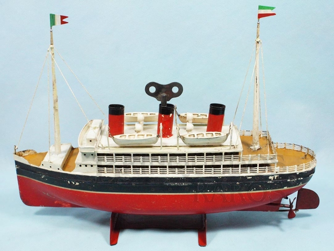 Brinquedo antigo Navio Transatlântico com 34,00 cm de comprimento produzido pela Fábrica Gebruder Bing na Alemanha Apresenta motor à corda de longa duração Ano 1928