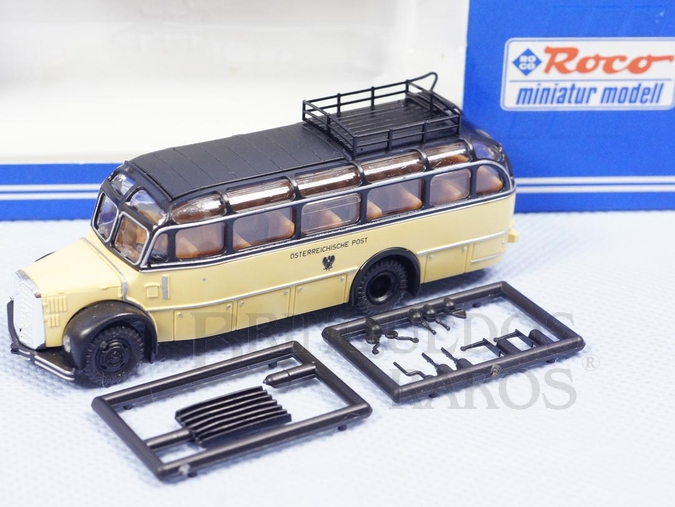 Brinquedo antigo Ônibus Saurer Komet do Correio Austríaco com acessórios ainda por colar Década de 1980