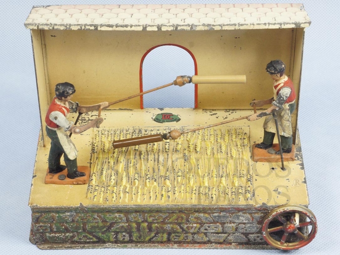 Brinquedo antigo Padeiros debulhando trigo com 20,00 cm de comprimento fabricado pela fábrica Doll, Alemanha em lata litografada. Brinquedo movido por uma Caldeira à Vapor. Década de 1920. 