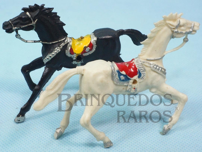 Brinquedo antigo Par de Cavalos de Cowboy preto e branco Casablanca numerados 4 com furo lateral para Carroças